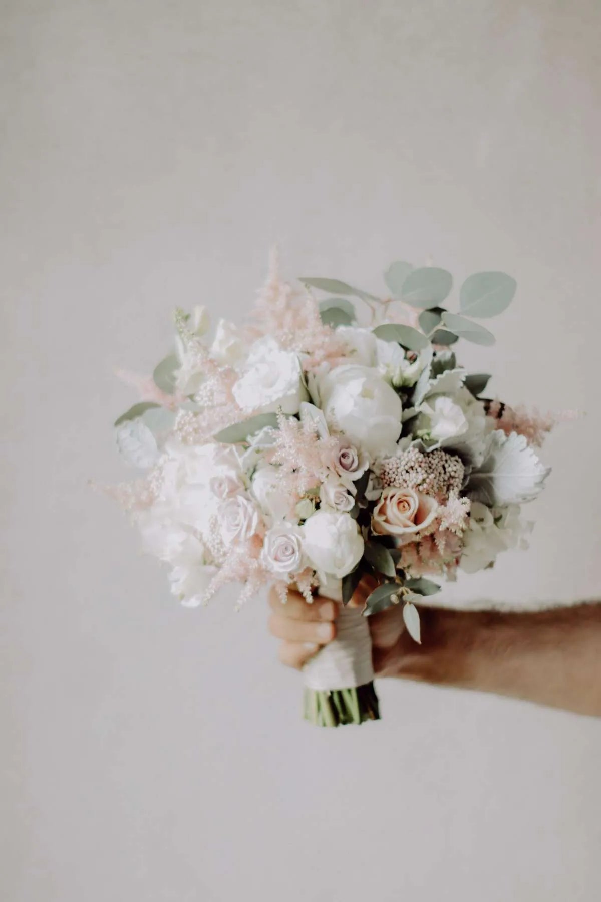 Romantischer Brautstrauß blush-white, handgebunden für Hochzeiten, 20 cm Durchmesser