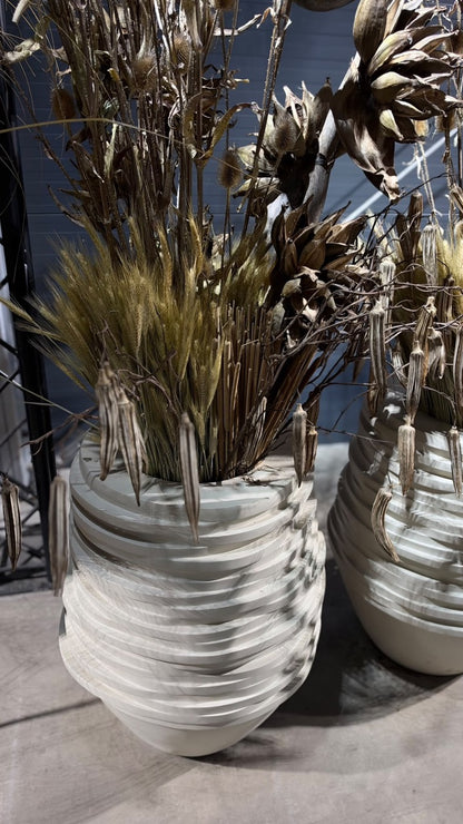 Bodenvase mit Trockenblumenfüllung